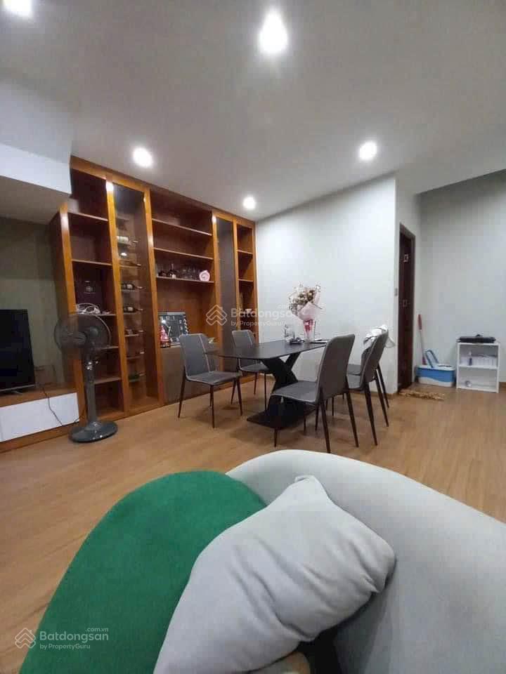 Kẹt tiền bán gấp căn nhà ở ngay ngã 4 bốn xã, gần đầm sen, 1 trệt 1 lầu, 5,5x10m, giá 5 tỷ