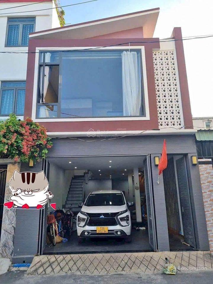 Kẹt tiền bán gấp căn nhà ở ngay ngã 4 bốn xã, gần đầm sen, 1 trệt 1 lầu, 5,5x10m, giá 5 tỷ