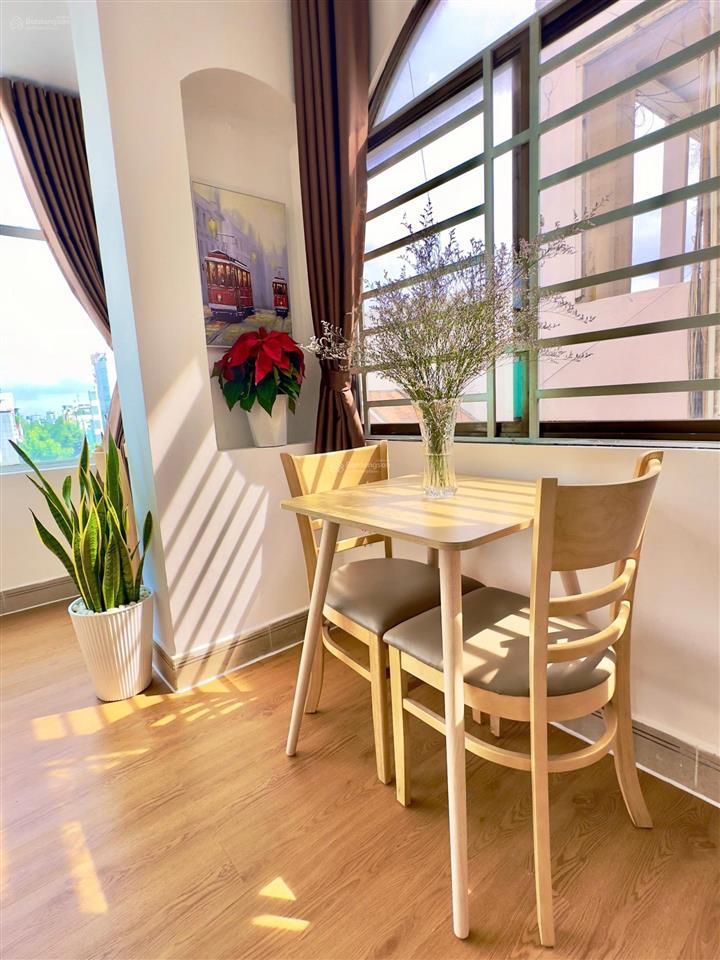 Cho thuê phòng cửa sổ lớn mặt tiền đường trần hưng đạo q5 có thang máy, hầm xe, giờ giấc tự do