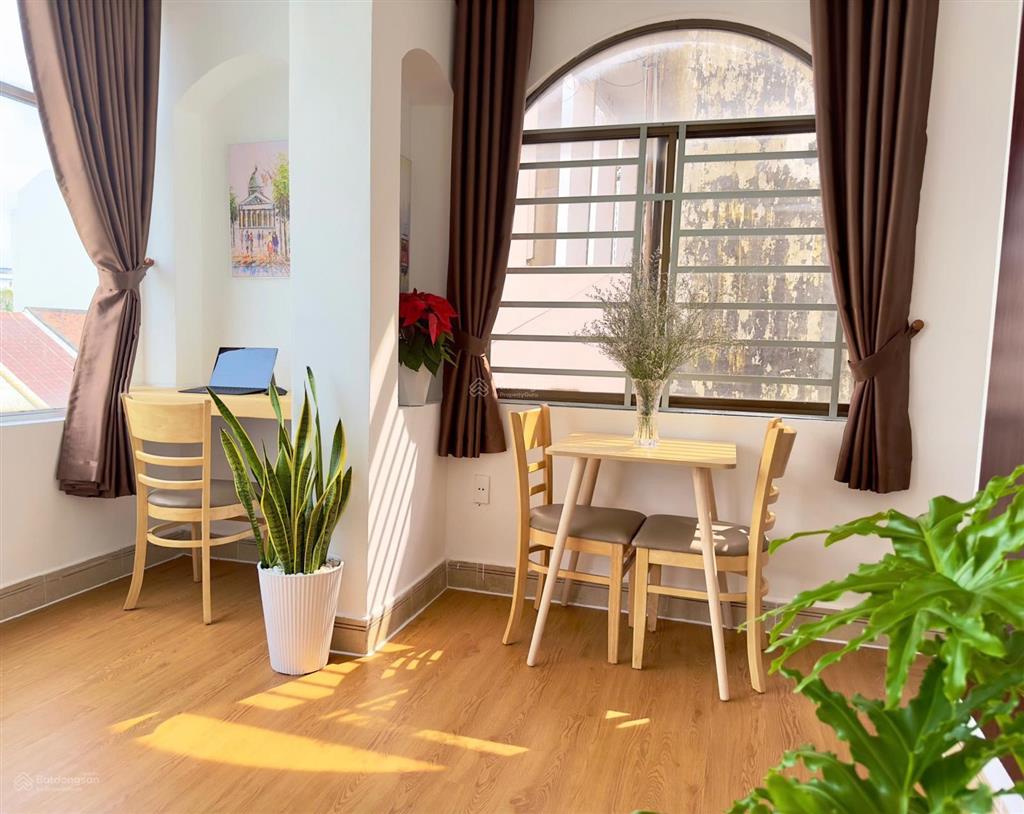 Cho thuê phòng cửa sổ lớn mặt tiền đường trần hưng đạo q5 có thang máy, hầm xe, giờ giấc tự do