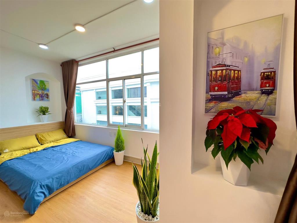 Cho thuê phòng cửa sổ lớn mặt tiền đường trần hưng đạo q5 có thang máy, hầm xe, giờ giấc tự do