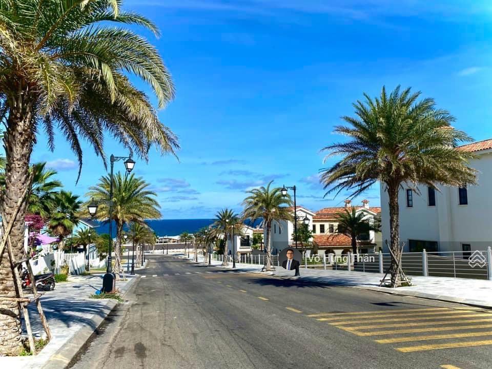 Biệt thự đơn lập đầy đủ nội thất rất đẹp, giá 5,4 tỷ nằm trên trục đường lớn, chủ nhà thiện chí