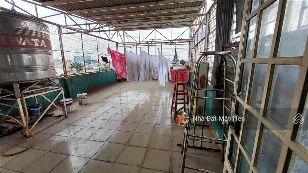 Khách sạn dt 640m2 sàn (22p) mặt tiền ql22, gần ngã 4 trung chánh, có pccc, ko bị lg ql22