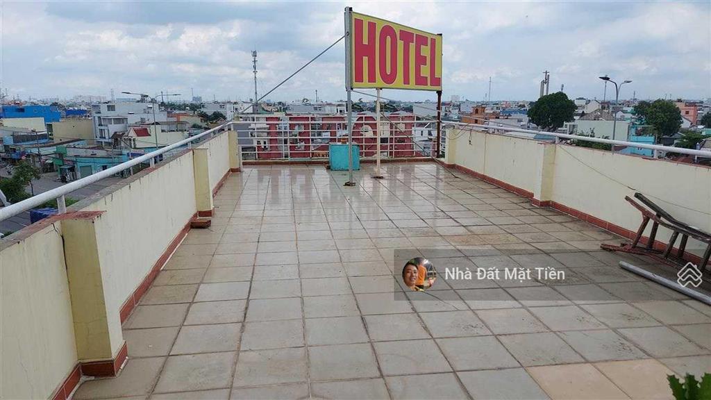 Khách sạn dt 640m2 sàn (22p) mặt tiền ql22, gần ngã 4 trung chánh, có pccc, ko bị lg ql22