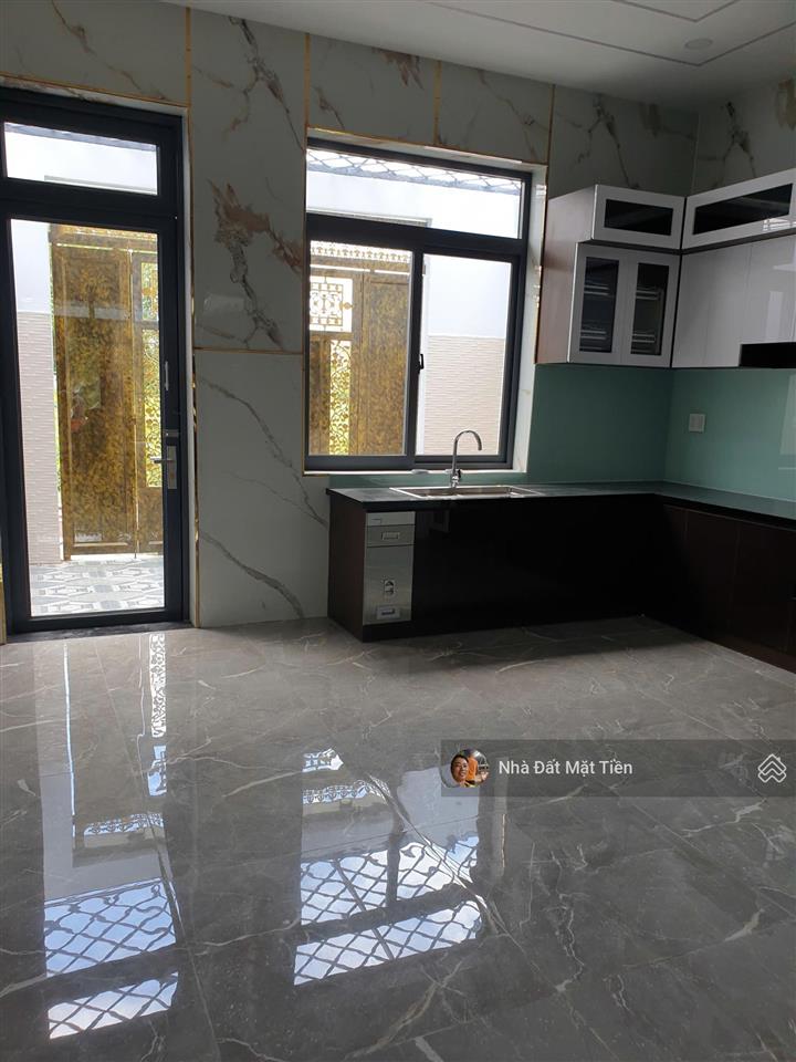 Hot  bán căn nhà 3 lầu dt 5m*22m (4pn) full nội thất cao cấp, gần chợ hóc môn