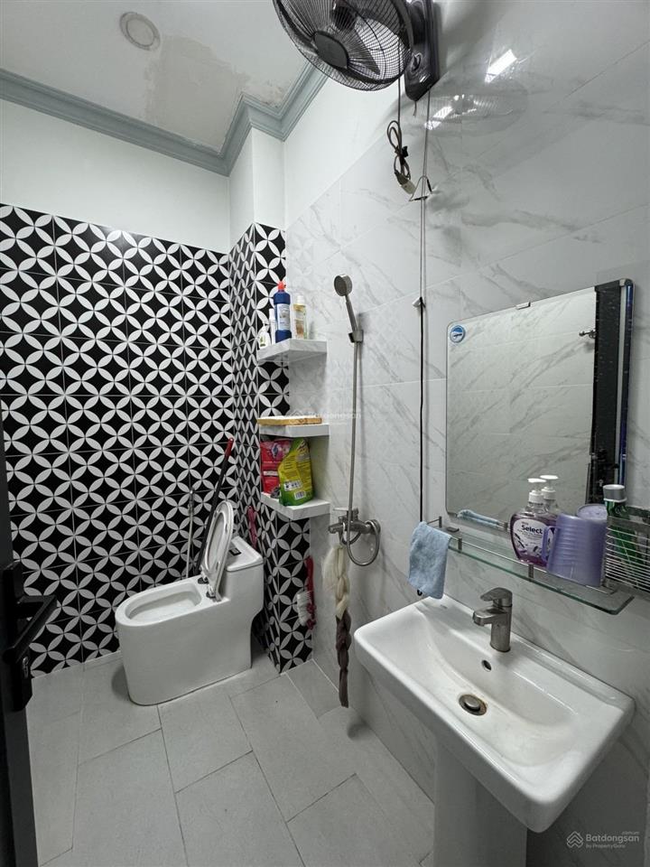 Chính chủ gửi bán nhà mặt tiền miếu bình đông 90m2. 4 tầng 5pn. nhà còn mới cứng cáp. phù hợp ở kd