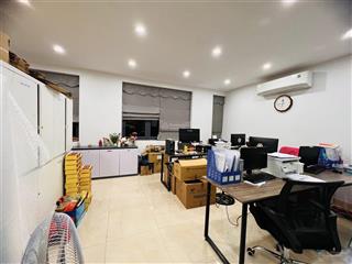 Cho thuê nhà cầu diễn dt 70m2 x 5 tầng đường rộng 10m phù hợp vp, ở 18 triệu, nhận ngay