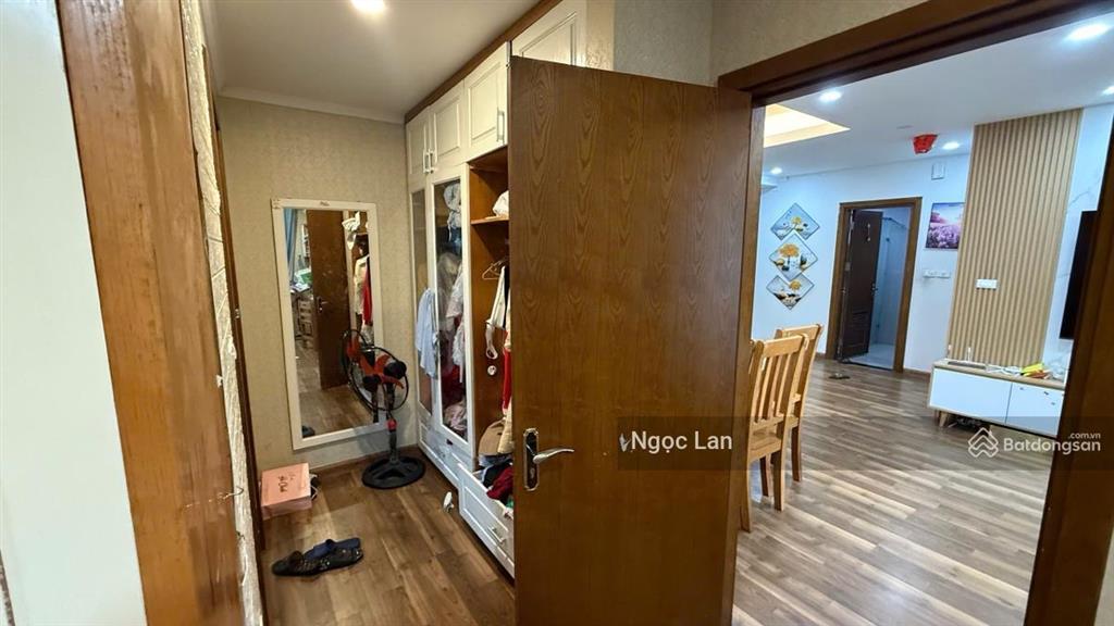 Chính chủ cần bán căn chung cư phố trần đăng ninh 61 m2 sổ đỏ tầng cao view mặt phố cầu giấy 2 ngủ