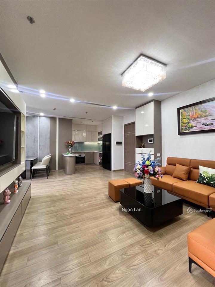 Bán căn nhà vị trí siêu đẹp phố nguyễn chí thanh sổ đỏ 100m2 tầng 3 view phố 3 ngủ 2vs ô tô qua nhà