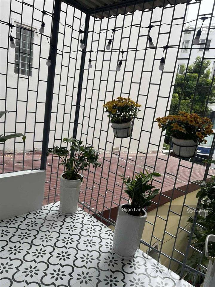 Chính chủ bán căn hộ 71m2 tập thể quân đội phố lý nam đế sổ đỏ riêng 2 ngủ đẹp , nhà mới ở ngay.