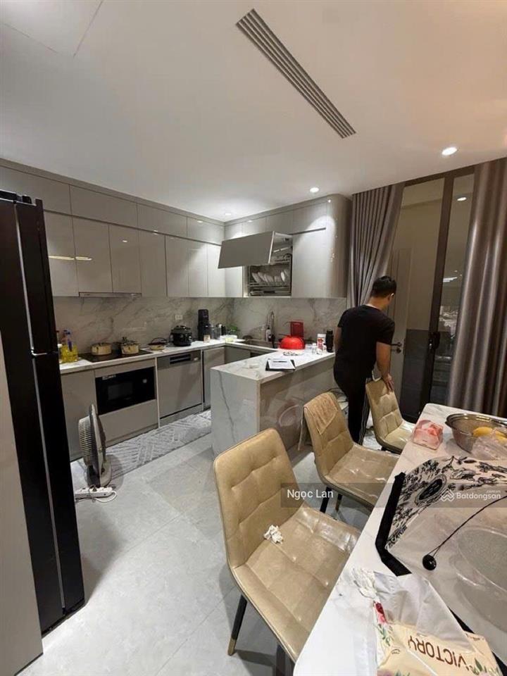 Bán nhà phố chương dương độ 40 m x 5 tầng  sổ đỏ đẹp  nhà đẹp 3 ngủ full , gần mặt phố ngõ thông