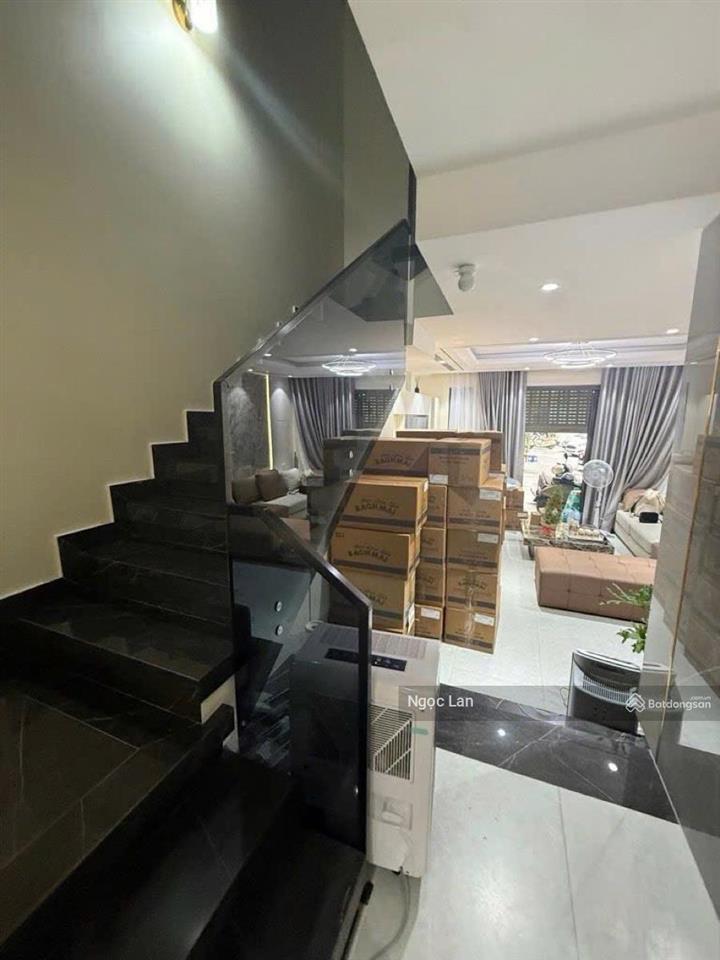 Bán nhà phố chương dương độ 40 m x 5 tầng  sổ đỏ đẹp  nhà đẹp 3 ngủ full , gần mặt phố ngõ thông