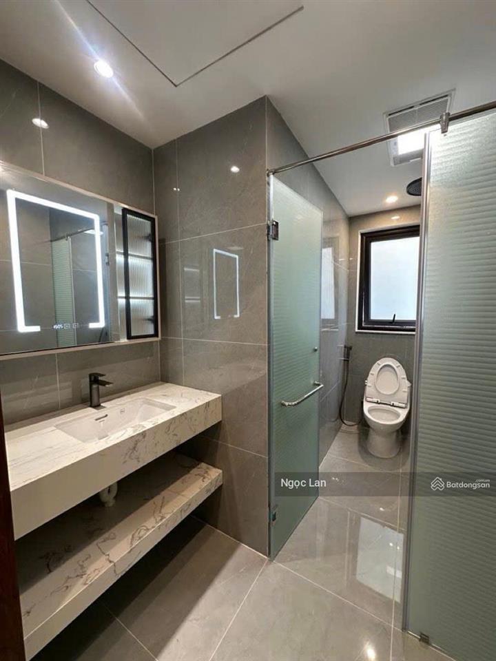 Bán nhà quận hoàn kiếm phố hồng hà 35 m x 5 tầng, mặt tiền 5 m ,sổ đỏ vuông vắn dân xây chắc chắn .