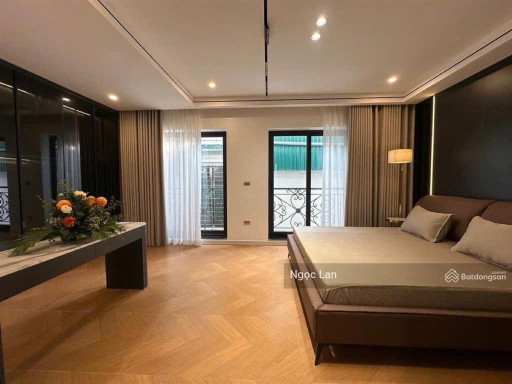 Bán nhà quận hoàn kiếm phố hồng hà 35 m x 5 tầng, mặt tiền 5 m ,sổ đỏ vuông vắn dân xây chắc chắn .