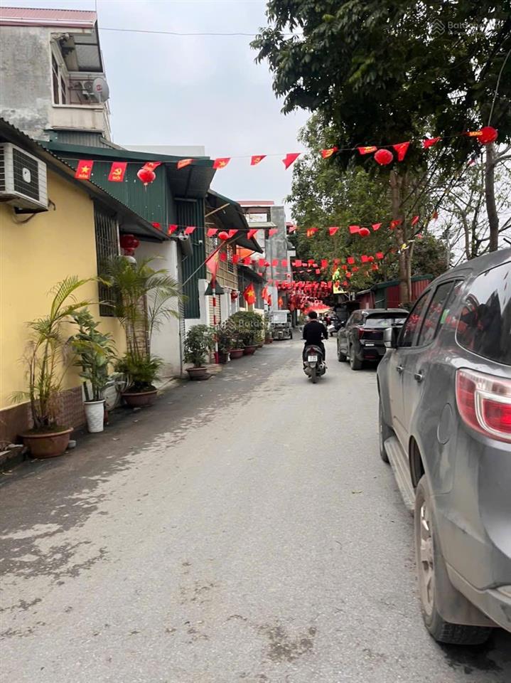 Cần bán mảnh đất rộng 131m2, lô góc 2 mặt tiền 12m, ô tô vào nhà, giá 110tr/m2