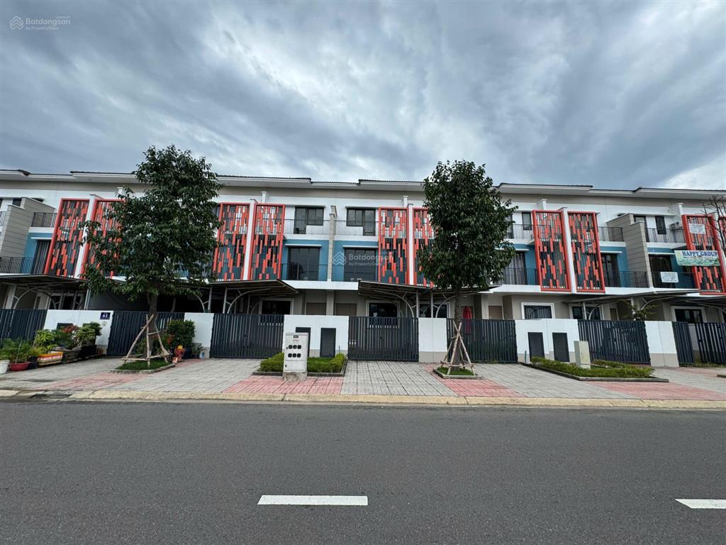 Bán nhà 1 trệt 2 lầu mặt tiền chính đối diện cụm tiện ích 3 ha  sổ hồng riêng