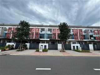 Bán nhà 1 trệt 2 lầu mặt tiền chính đối diện cụm tiện ích 3 ha  sổ hồng riêng