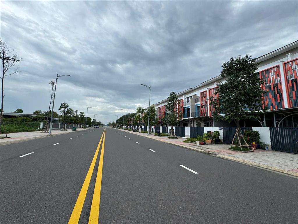 Bán nhà 1 trệt 2 lầu mặt tiền chính đối diện cụm tiện ích 3 ha  sổ hồng riêng