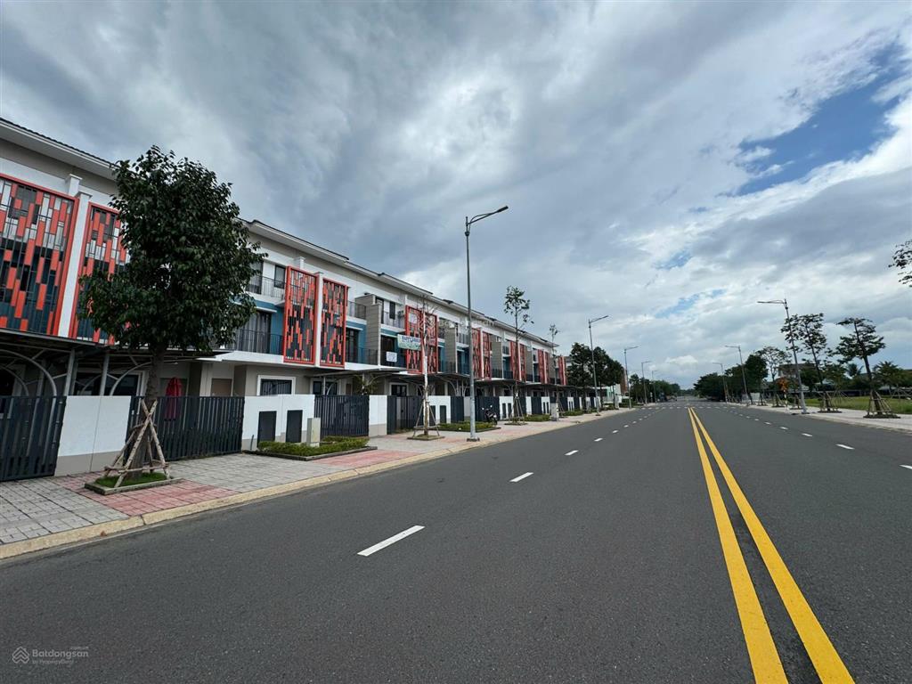 Bán nhà 1 trệt 2 lầu mặt tiền chính đối diện cụm tiện ích 3 ha  sổ hồng riêng