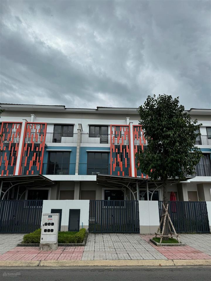 Bán nhà 1 trệt 2 lầu mặt tiền chính đối diện cụm tiện ích 3 ha  sổ hồng riêng