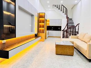 Bán nhà hoàng quốc việt, cầu giấy, dt 37,5m, 5t, mt 3,6m, giá chào hơn 14tỷ, có thương lượng