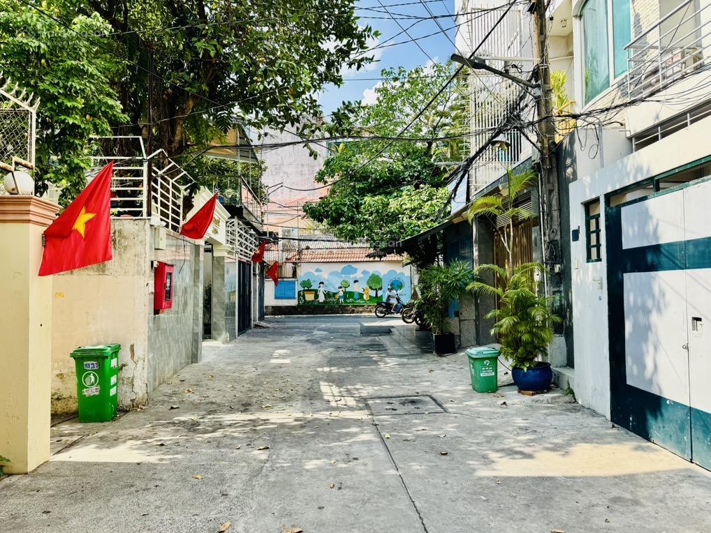 Biệt thự vườn ngay khu vip huỳnh văn bánh, 8.5mx17m, 150m2 3 tầng có hồ bơi, gara đậu xe