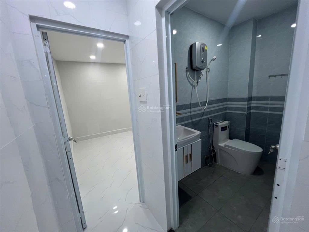 Bán gấp nhà 3 tầng  4 phòng  42m2  bà hạt  nguyễn tri phương  q10  đh kinh tế  chỉ 5.3 tỷ tl