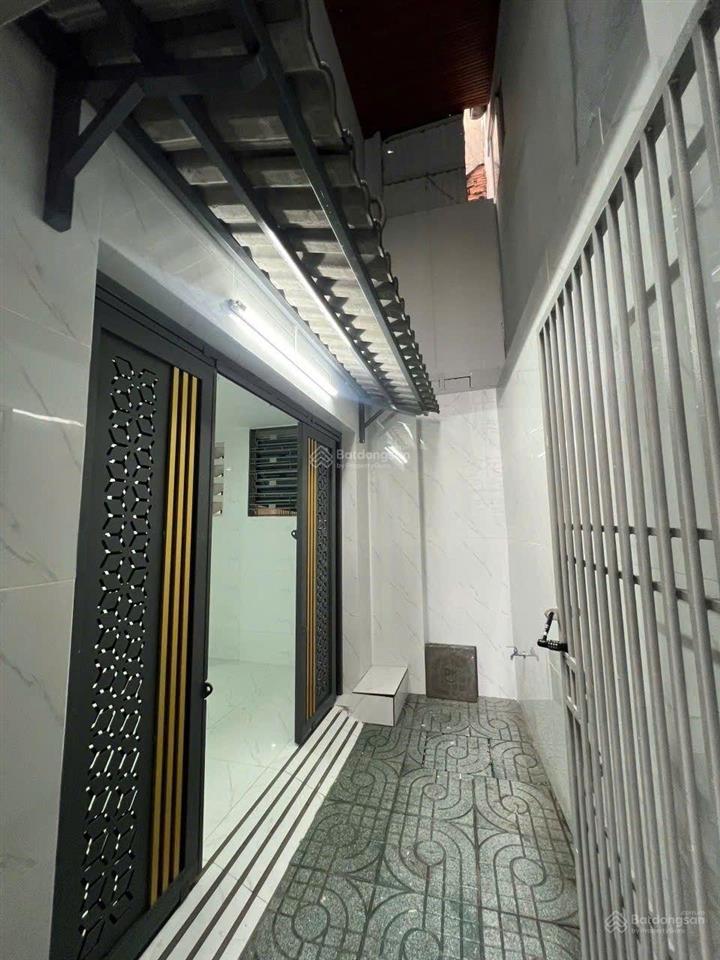 Bán gấp nhà 3 tầng  4 phòng  42m2  bà hạt  nguyễn tri phương  q10  đh kinh tế  chỉ 5.3 tỷ tl