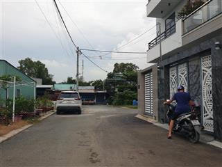 Bán lô đất 1 xẹc dg 8 p long phước. q9  dt 60.5m2 tỉ , hg đb, trc mặt có sân rất rộng