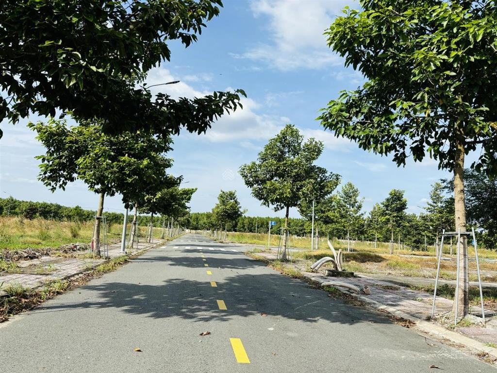 Cần bán lô đất 85,8m2 trung tâm lai uyên, bàu bàng giá 750 tr, sổ sẵn, hỗ trợ bank.  0941 329 ***