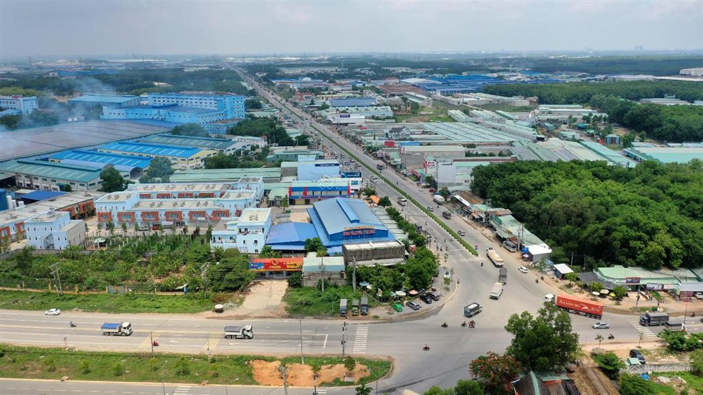 Đất tân uyên, ven kênh đẹp, sổ sẵn, công chứng sang tên ngay, 100m2.  0931 191 ***