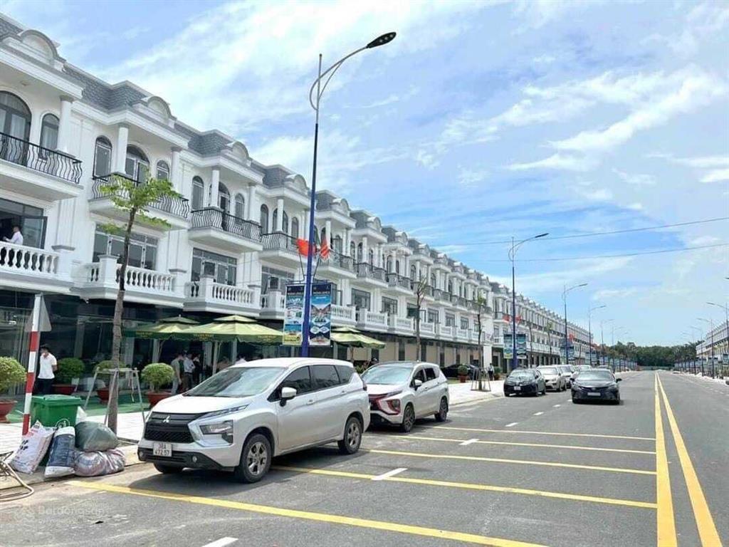 Nhà 1 trệt, 2 lầu xây sẵn, sổ hoàn công, giá rất ngộp.  0931 191 ***