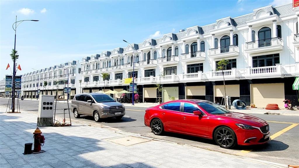 Nhà 1 trệt, 2 lầu xây sẵn, sổ hoàn công, giá rất ngộp.  0931 191 ***