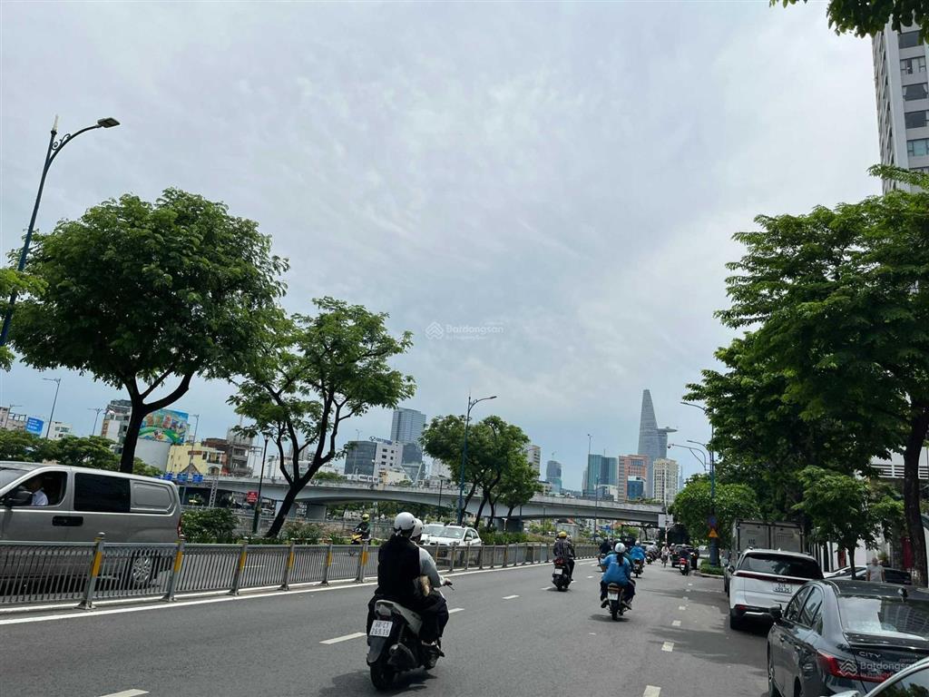 Bán building văn phòng mặt tiền bến vân đồn, dt 10x23m hầm 8 tầng 1354m2. hđt 280tr/th. giá 150 tỷ