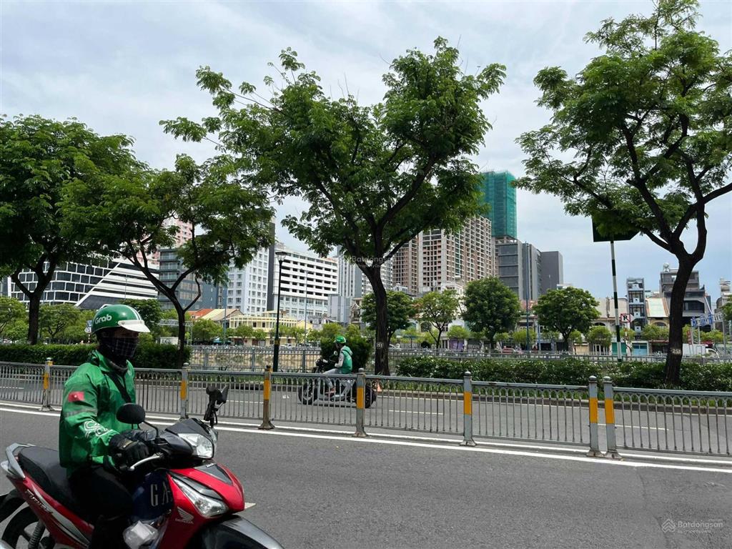 Bán building văn phòng mặt tiền bến vân đồn, dt 10x23m hầm 8 tầng 1354m2. hđt 280tr/th. giá 150 tỷ