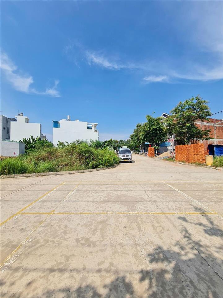 Bán lô góc 2 mặt tiền, 208.2m2, thổ cư 131.8m2, quy hoạch thành mặt tiền đường 16m, kdc đ. số 8