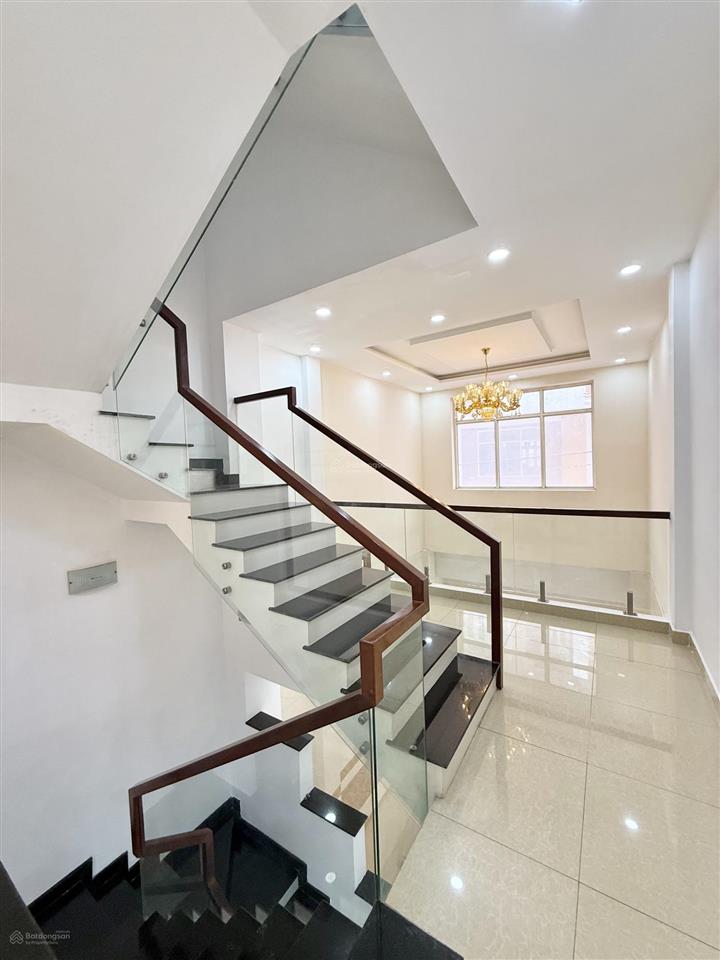 Chính chủ nhà 4 tầng dọc tuyến quốc lộ 13, gần vạn phúc city