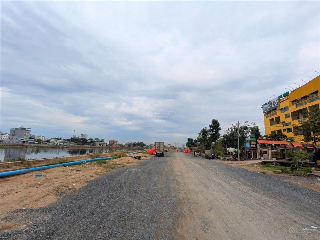 Nhà mặt tiền đường bờ sông tham lương bến cát  dt 4x10m  4 tầng  chỉ 7,x tỷ