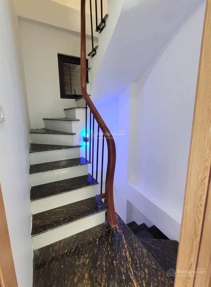 Chính chủ bán nhà mặt phố đường bưởi, ba đình, lô góc 3 mặt thoáng. 6tx25m2, sổ vuông, vỉa hè kd