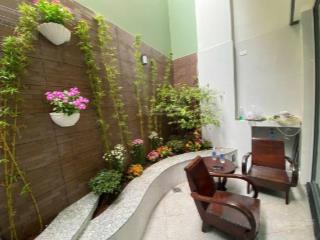 Nhà q 6 ngay vòng xoay cây gõ , gần chợ lớn 90m, nhà nở hậu 9,4m, nhà vô ở ngay, có giếng trời.