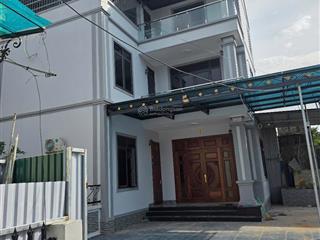 Bán nhà 3 tầng tk hiện đại full đồ dt 330m2 có sân vườn rộng ngõ oto vào trong sân vườn giá 3,x/m2