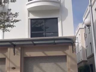 Bán gấp căn xẻ khe vinhomes móng cái  90m2  6 tỷ  dòng tiền 25tr/tháng