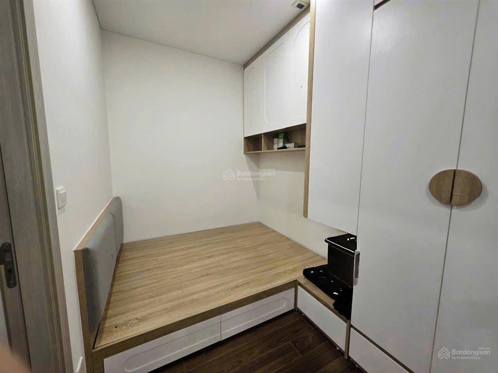 Bán gấp căn hộ 1n+1, 48m2, tòa b masteri, view hồ,
giá 5.180 tỷ.  0382 938 ***