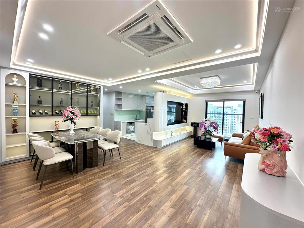 Tôi cần bán căn góc 4pn ,170 m2 tòa sky 88 láng hạ, giá 22 tỷ.  0977 632 ***