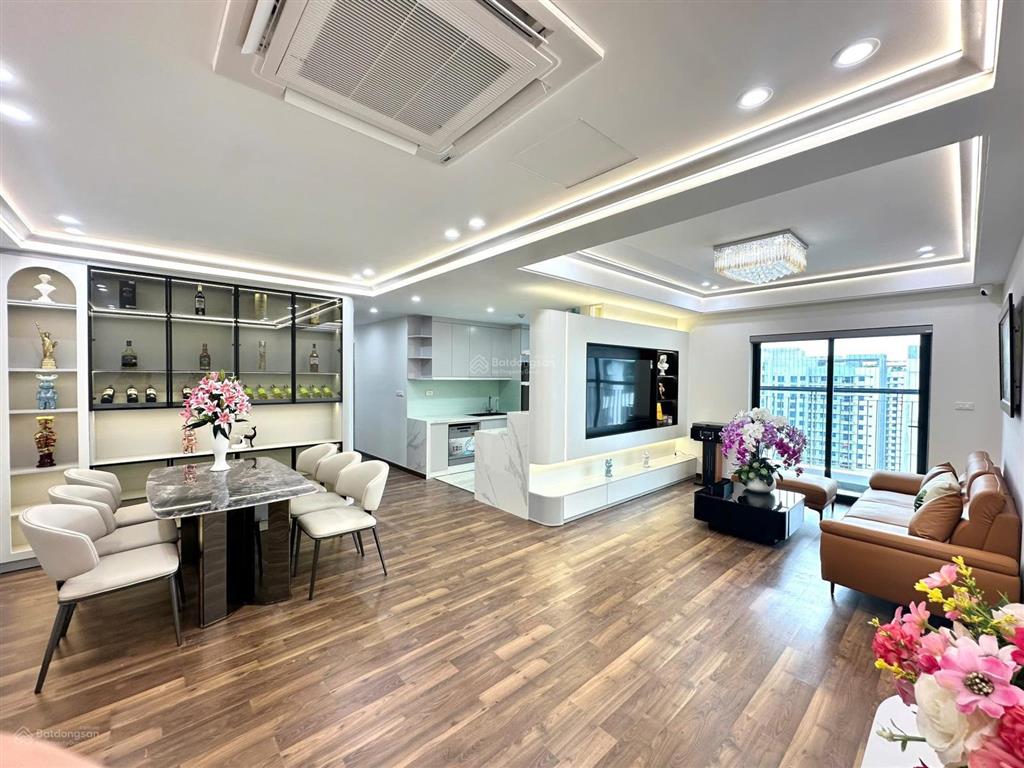 Tôi cần bán căn góc 4pn ,170 m2 tòa sky 88 láng hạ, giá 22 tỷ.  0977 632 ***