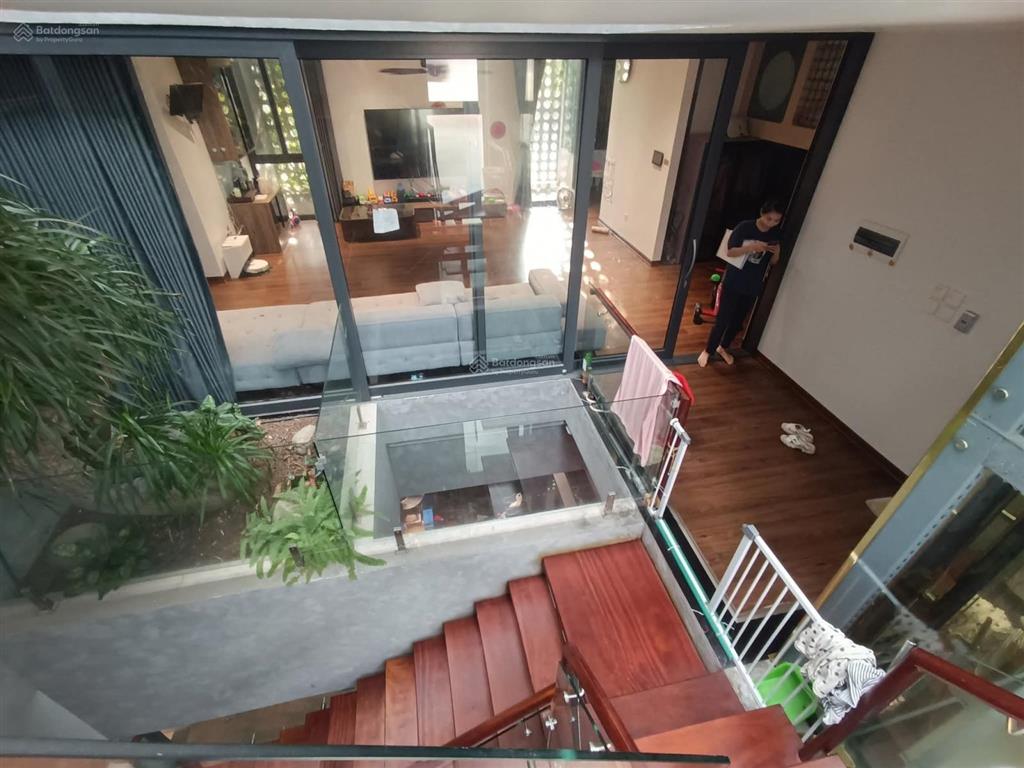 Tôi cần bán căn penthouse tòa n04,dt 305m2 thành thái,có vườn 80m2,view hồ, giá 23 tỷ. 0977 632 ***