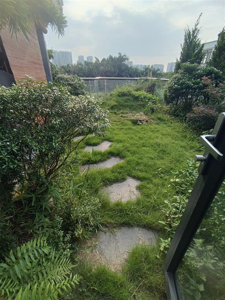 Tôi cần bán căn penthouse tòa n04,dt 305m2 thành thái,có vườn 80m2,view hồ, giá 23 tỷ. 0977 632 ***