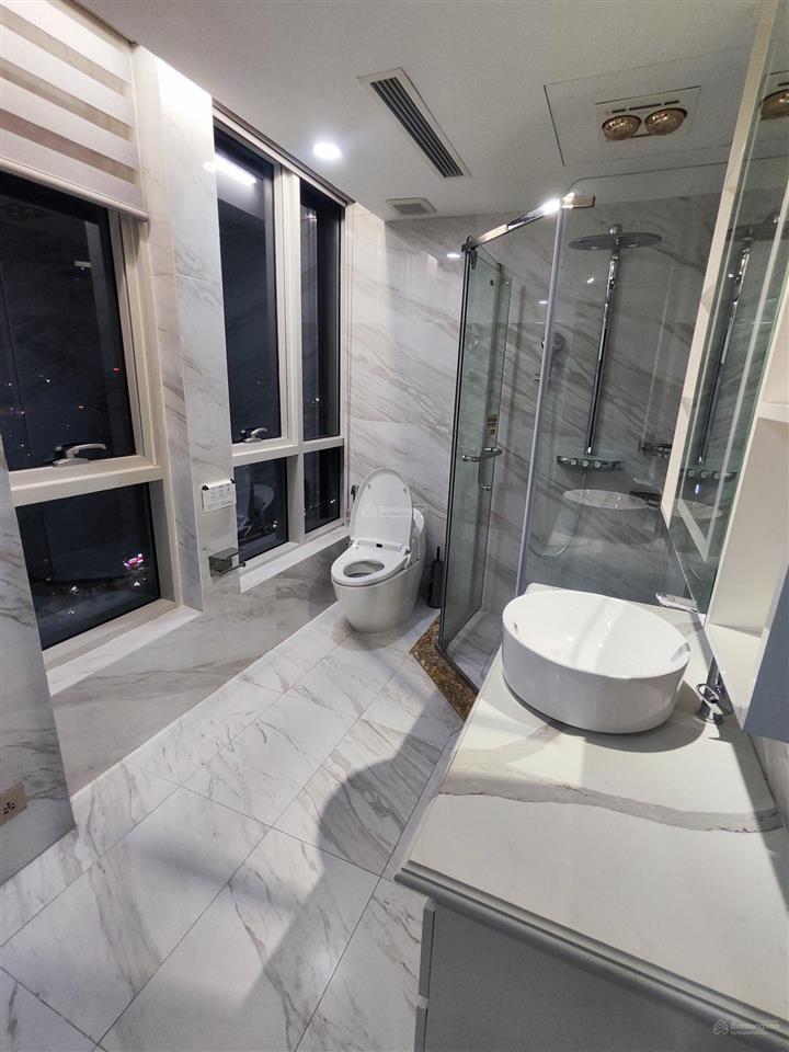 Tôi cần bán căn 3pn+1, 181m2 tầng 4 tòa hdi, nội thất nguyên bản cđt, giá 30 tỷ.  0977 632 ***