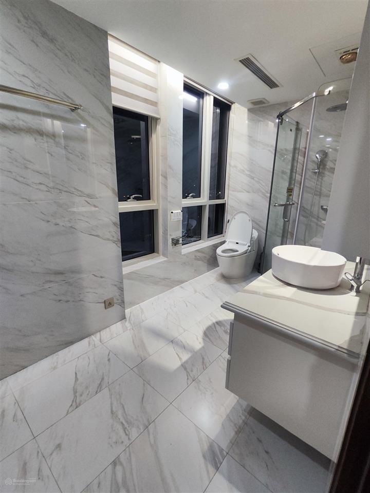 Tôi cần bán căn 3pn+1, 181m2 tầng 4 tòa hdi, nội thất nguyên bản cđt, giá 30 tỷ.  0977 632 ***