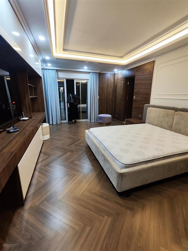 Tôi cần bán căn 3pn+1, 181m2 tầng 4 tòa hdi, nội thất nguyên bản cđt, giá 30 tỷ.  0977 632 ***